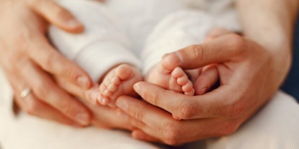 Jak i kiedyd obcinać paznokcie u niemowlaka